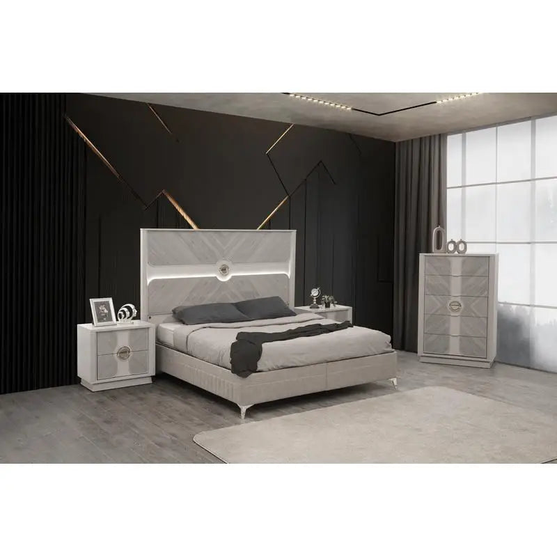 Traditional 4-Piece Queen Bedroom Set, Wood Construction with Gold Accents in Beige Finish