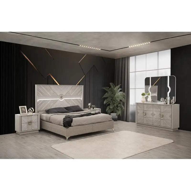 Traditional 4-Piece Queen Bedroom Set, Wood Construction with Gold Accents in Beige Finish